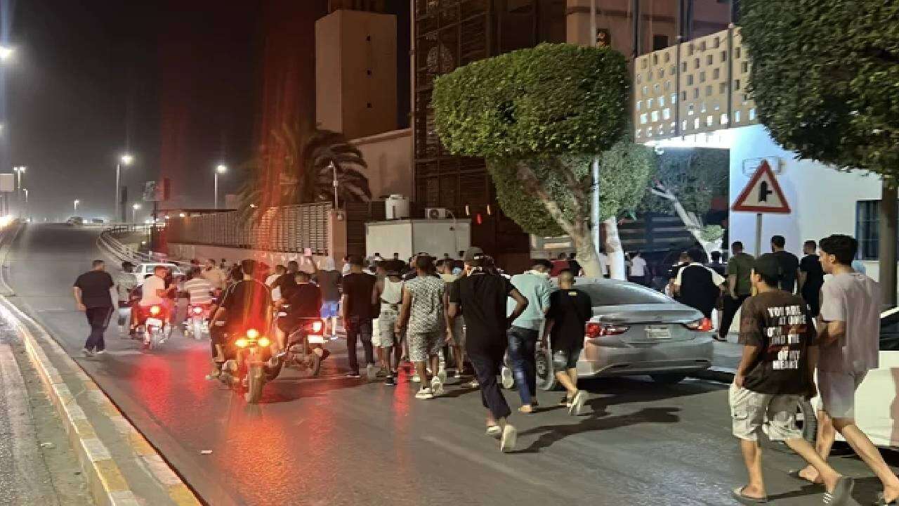 Orta Doğu ülkesi yangın yeri! Vatandaşlar sokakları ateşe verdi, hükümet istifaya çağrıldı 4